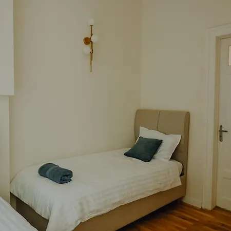 Elegant Escape-high Ceilings, Balcony & Piano By Flat Mаnager 索菲亞