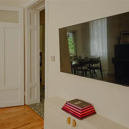 Elegant Escape-high Ceilings, Balcony & Piano By Flat Mаnager Apartment