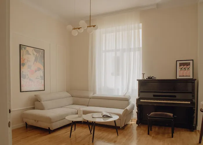 Lejlighed Elegant Escape-high Ceilings, Balcony & Piano By Flat Mаnager