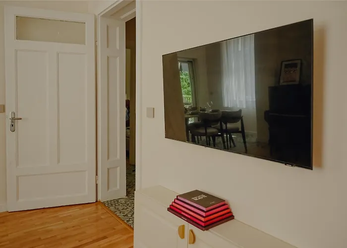 Elegant Escape-high Ceilings, Balcony & Piano By Flat Mаnager アパート