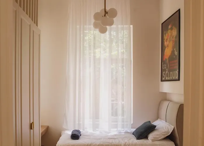 Elegant Escape-high Ceilings, Balcony & Piano By Flat Mаnager Lejlighed