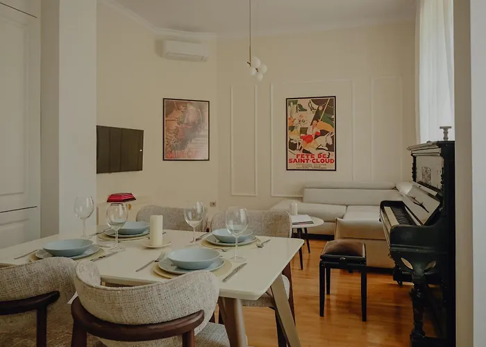 Lejlighed Elegant Escape-high Ceilings, Balcony & Piano By Flat Mаnager