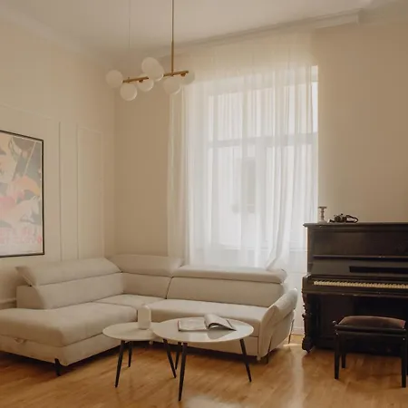 Апартамент Elegant Escape-high Ceilings, Balcony & Piano By Flat Mаnager