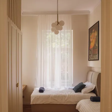 Elegant Escape-high Ceilings, Balcony & Piano By Flat Mаnager Apartmán